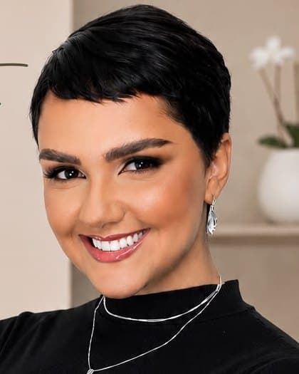 Patrícia Veronez, enfermeira, de braços cruzados e sorrindo.